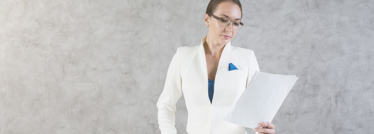 Vrouw met document en laptop