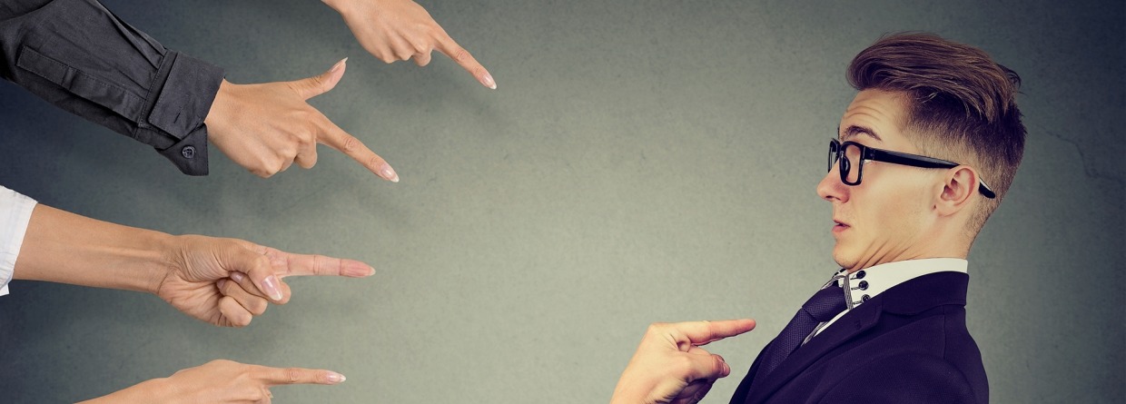 schade zakelijk, verzekeringen, beschuldigen, schuld krijgen, aansprakelijkheid, bestuurdersaansprakelijkheid