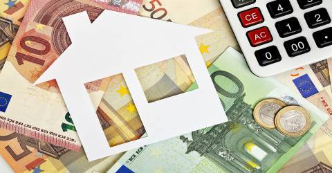 Document huis met euro bankbiljetten en rekenmachine 