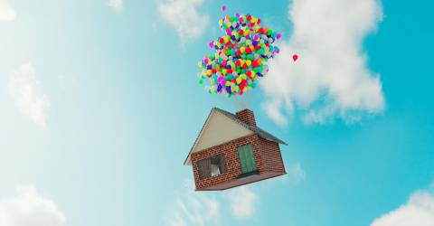 Ballonnen aan een huis die weg vliegen in de lucht